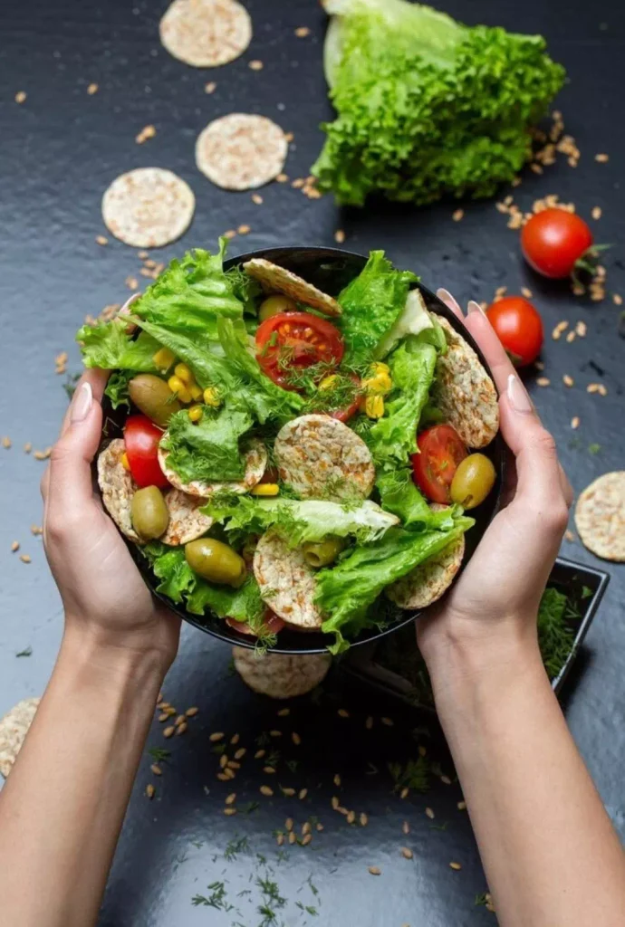 mains-tenant-un-bol-salade-nutrition-equilibree